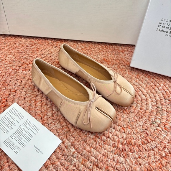 Maison Martin Margiela Beige Split-Toe Flats - Picture 4 of 8